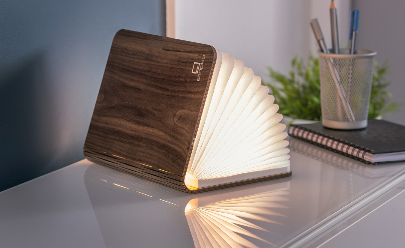 This wooden book lamp opens into a 360° glowing sculpture. Made from walnut and gift-wrapped with care. Order before 15:00 for same-day shipping.