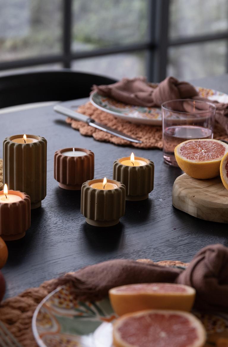 A small T-light holder with subtle charm. Belgian-made in soft matte tones – perfect for elegant corners or cosy clusters.