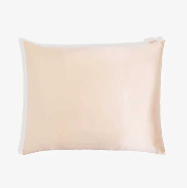 Sleep like royalty with our luxury silk pillowcase – 23 Momme silk, silver ions & dermatologist-approved care for skin, hair & beauty sleep.