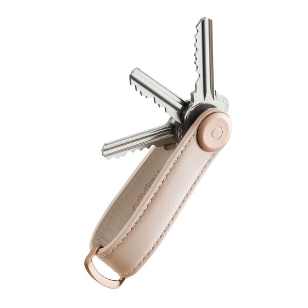 The Orbitkey key organiser in blush leather keeps your keys tidy, silent and elegant. Scratch-free, compact and beautifully designed for daily use.