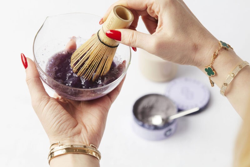 Whisking blue matcha with the Bbody Matcha Toolbox – create a smooth, frothy matcha latte using traditional tools