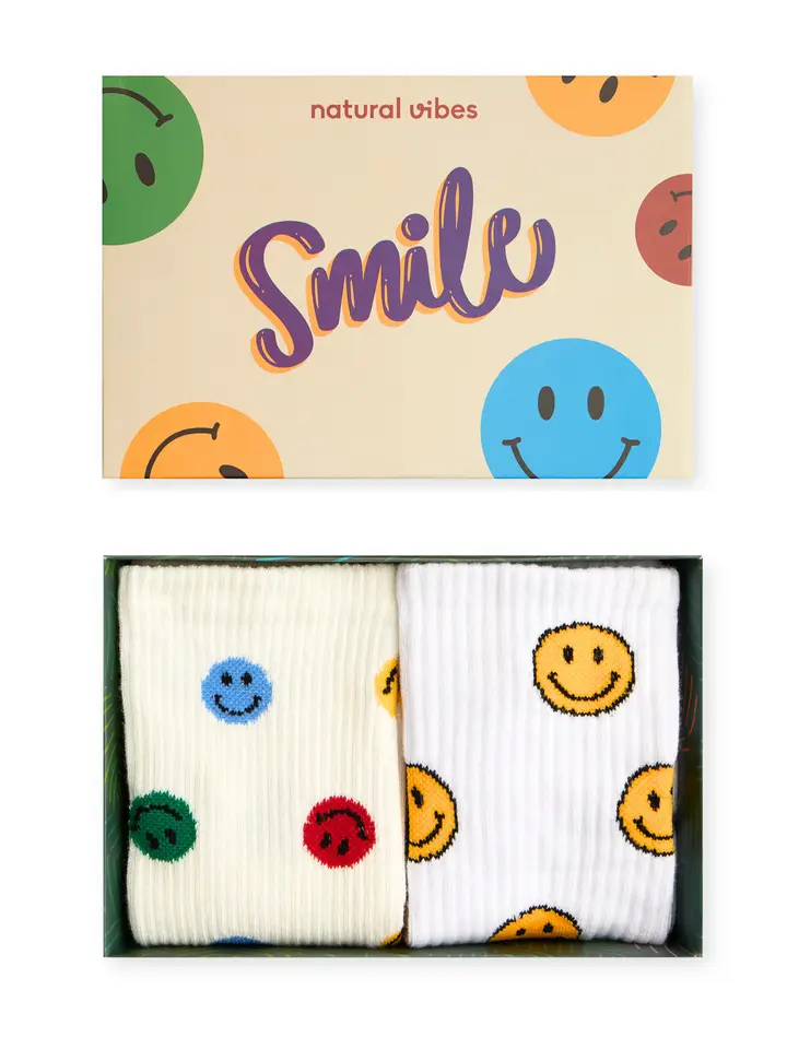 Smiley socks gift – cheerful, organic and gift-ready. 2-pack crew socks with tree donation, beautifully wrapped by Fancy the Pancy.