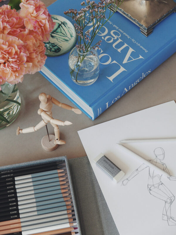 Drawing kit for beginners – Emerging Artist 25-piece sketch set