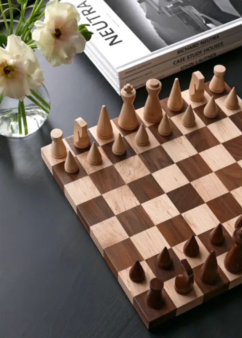 Chess minimalist, wooden chess board sfeerfoto