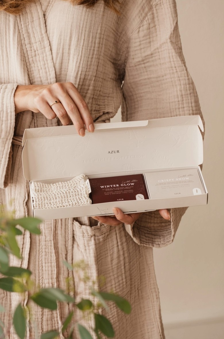 box of the winter collection gift set with soaps and scrub sponge from azur openend