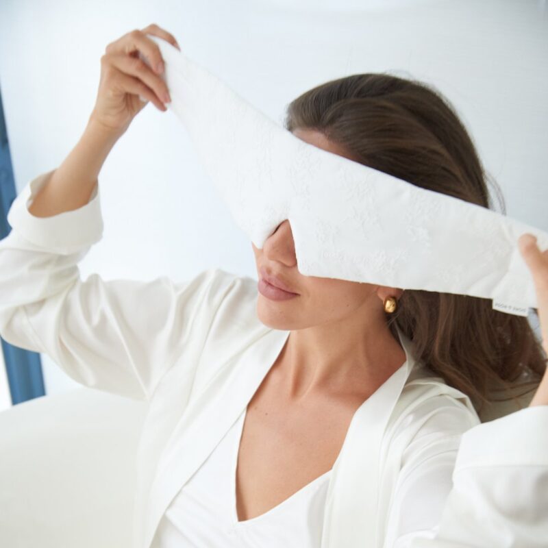 foto van bruidje met deep sleep mask van Dore & Rose