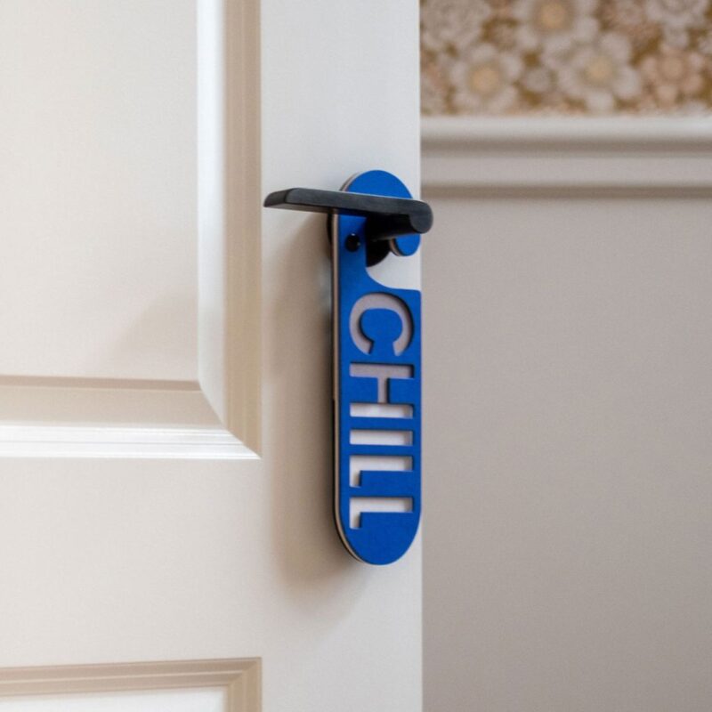 Work mode door hanger in blue and black with WORK / CHILL design. A bold and sustainable communication accessory.