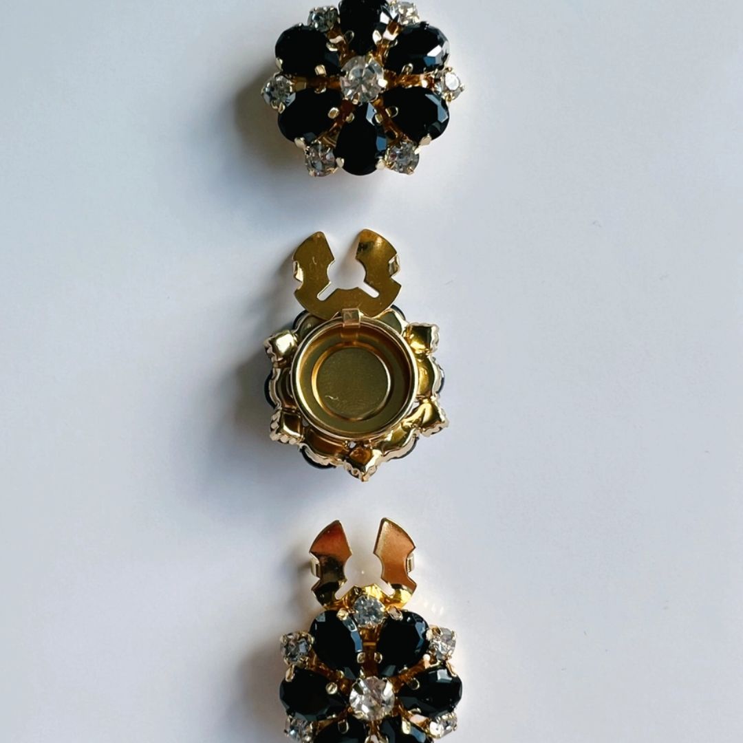 Maja – Black Sparkling Flower Button Charm