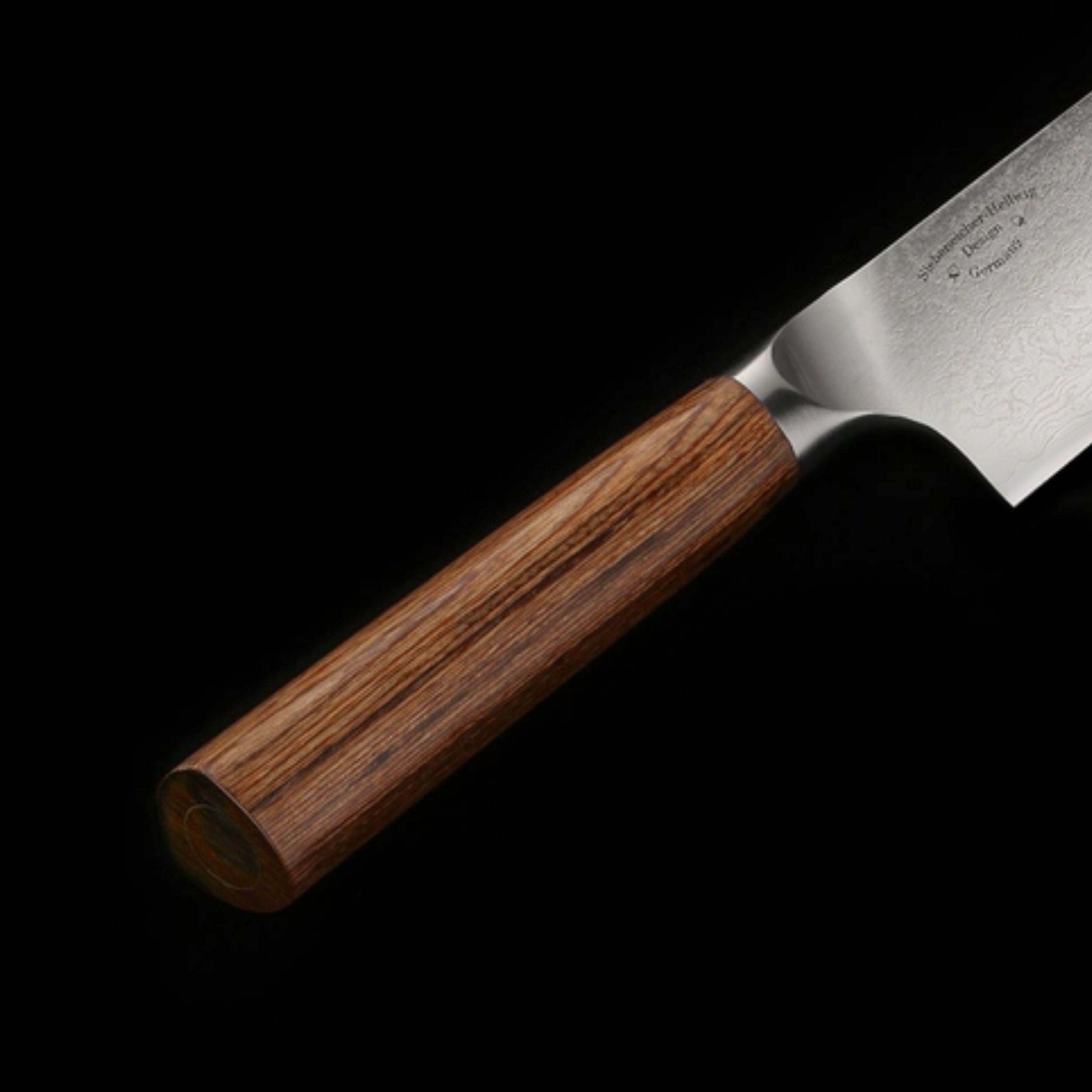 Damascus kitchen knife made in Japan with a VG-10 steel core, 67-layer Damascus blade and golden pakkawood handle. Beautifully gift boxed.