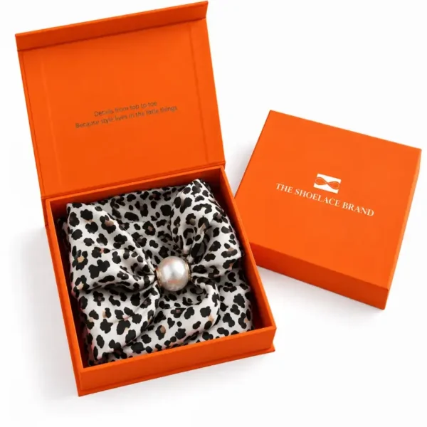 Leopard print scarf in beige, black and warm brown with pearl closure
